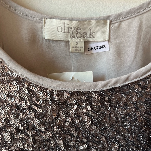 Olive & Oak Silver Sequin Top BNWT S - Picture 5 of 6